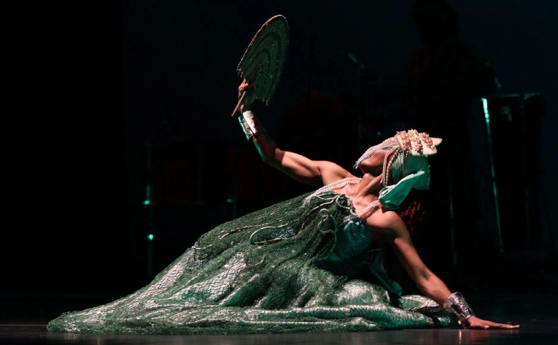Apresentação de capoeira com berimbau no show folclórico Bahia à Noite